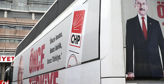 CHP'de referandum rötuşu: Otobüslerden "evet" mührünü kaldırttı