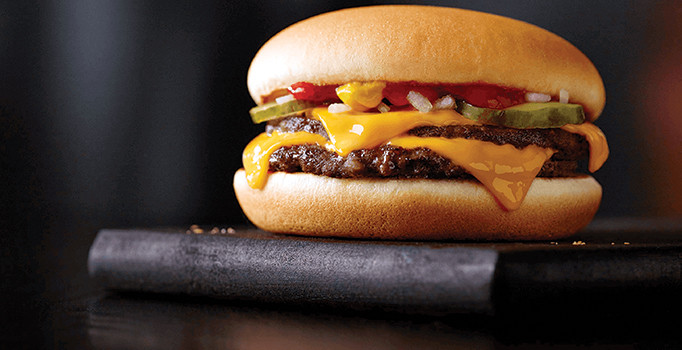 Bir cheeseburger yemek bile sağlığı bozuyor