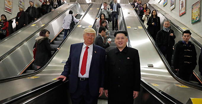Trump ve Kim imkansızı gerçekleştirdi! Metroda görenler şoke oldu...