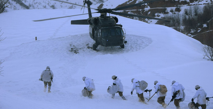 Mehmetçik -30 derece soğukta, karlı dağlarda destan yazıyor