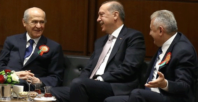 MHP lideri Devlet Bahçeli, AK Parti'nin kitapçığında yer aldı