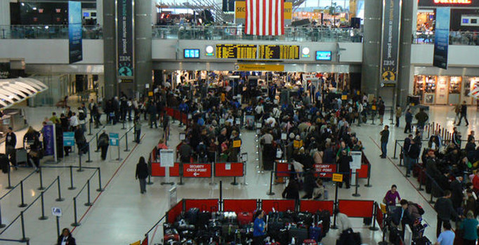 Trump'ın genelgesine ilk uygulama: İki Iraklı havalimanında gözaltına alındı