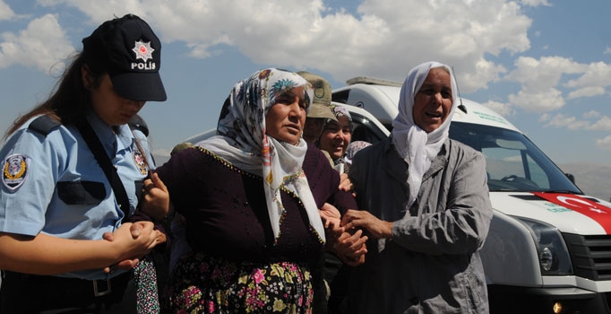 Şehit Ökkeş Korkmaz'ın ailesinden askerler dua