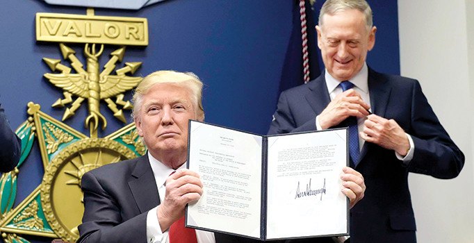 Trump seçim sürecinde dillendirdiği popülist vaatleri koltuğa oturur oturmaz çantasından çıkardı