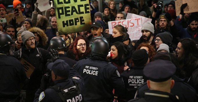 JFK Havalimanı'nda gözaltı protestosu