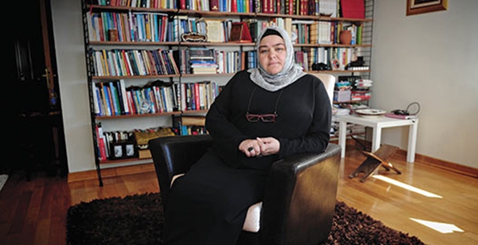 Ayşen Gürcan Türkiye'nin 
ilk başörtülü bakanı oldu