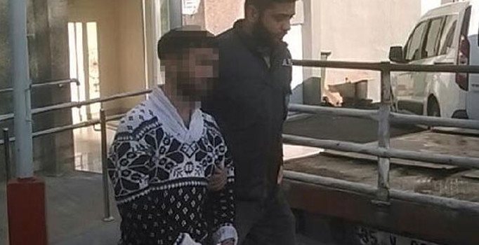 Okey masasında tabancayla oynarken akrabasını alnından vurdu | İzmir haberleri