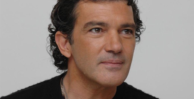 Efsane oyuncu Antonio Banderas kalp krizi geçirdi