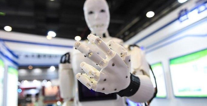 İnsansı robotlar yaşlı bakım hizmeti de verecek