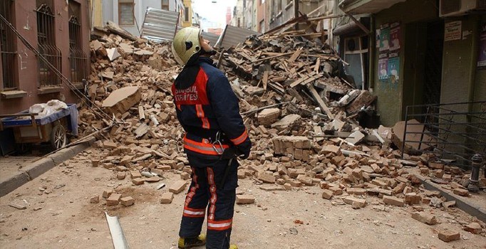 Beyoğlu'nda bina çöktü