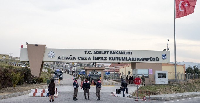 İzmir'deki 270 sanıklı darbe davasından 30 avukat istifa etti