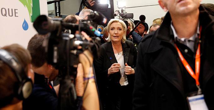Aşırı sağcılarda Trump dopingi: Le Pen'e soru soran gazeteci tartaklandı