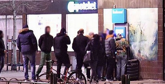 İsveç'te bankamatikler para saçtı, insanlar akın etti!