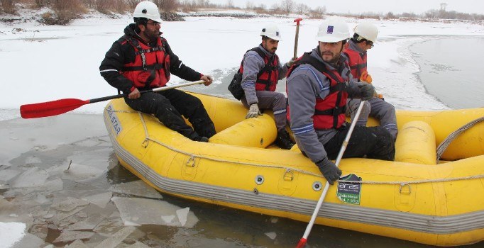 Erzincan'da elektrik arızalarına rafting botuyla müdahale
