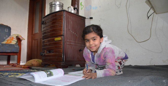 Suriyeli Fatma balkonda ders çalışmaktan kurtuldu