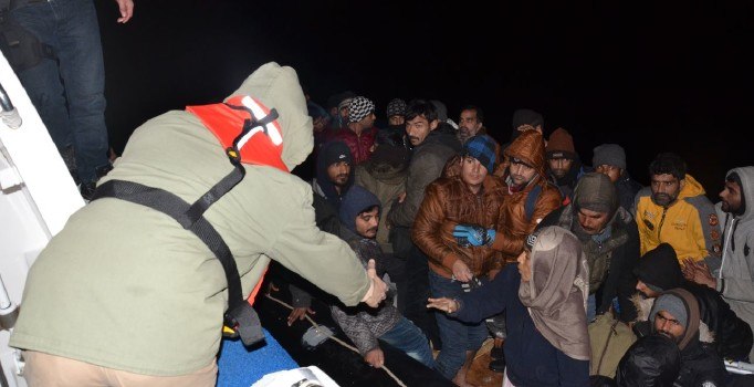 Muğla'da motorlu lastik botta 56 kaçak göçmen yakalandı