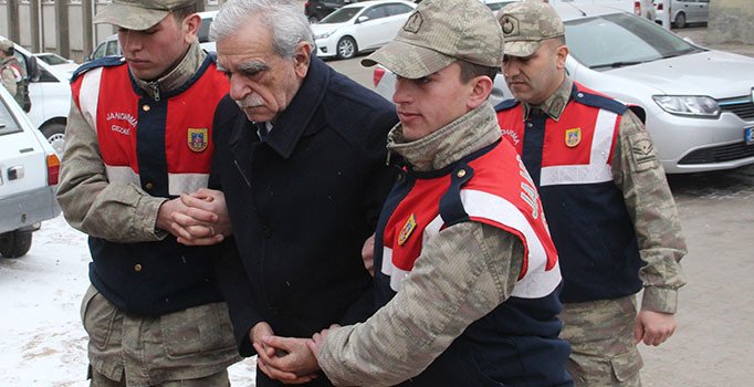 Ahmet Türk o fotoğrafla ilgili konuştu: Karda düşmemem için jandarmalar koluma girdi