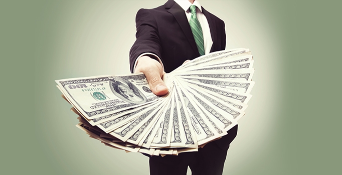 Türkler dolar ve altın satmak için kuyrukta bekliyor