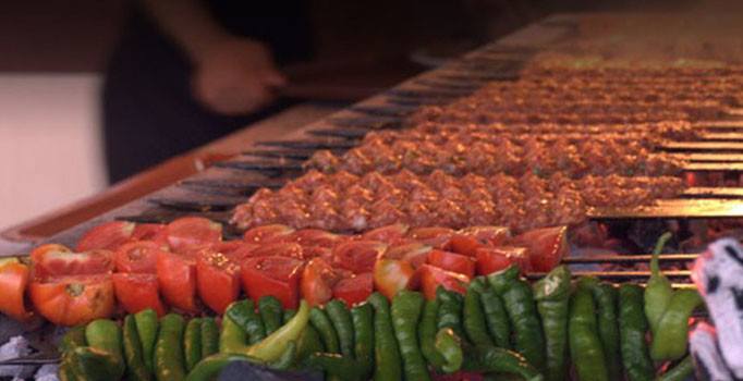FETÖ’den aranan FEM Dershanesi ortağı kebapçıda paketçilik yaparken yakalandı
