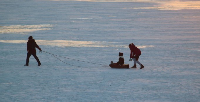Donan Beyşehir Gölü'nde vatandaşların tehlikeli eğlencesi