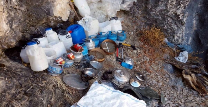 Tunceli'de teröristlere ait yaşam malzemeleri ele geçirildi