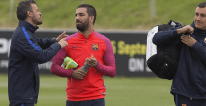 Arda Turan idmanda kramponlarını yere fırlattı