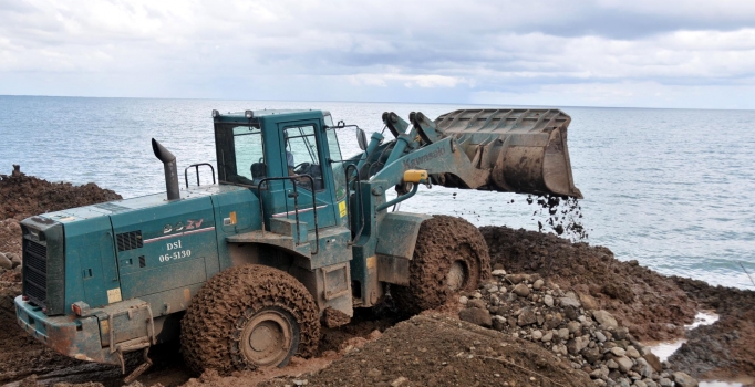 Hopa'da çamur, balçık ve sel 
atıkları Karadeniz’e dökülüyor
