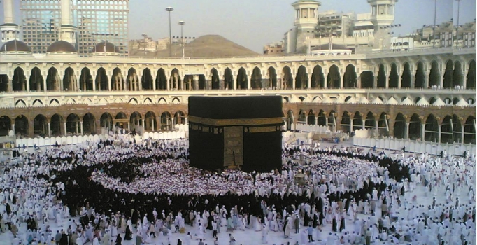 Manevi ticaret fuarında alışveriş