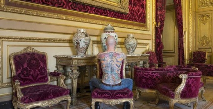 Sırtını 150 bin euroya satan adamın derisi ölünce çerçevelenecek