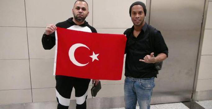 Brezilyalı efsane futbolcu Ronaldinho İstanbul'da