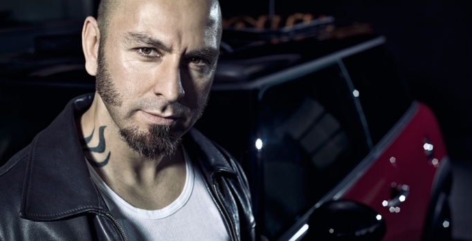 Demir Demirkan cam 
belgeseli çekiyor