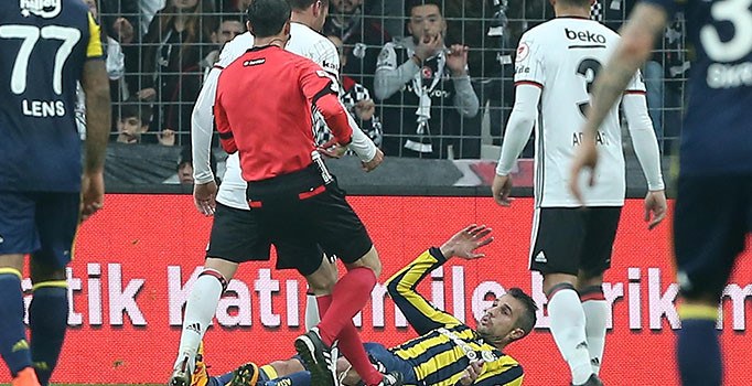 Caner Erkin ile Robin van Persie de birbirine girdi | Spor haberleri