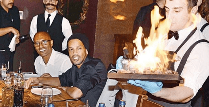 Ronaldinho'nun ilk durağı Nusret oldu