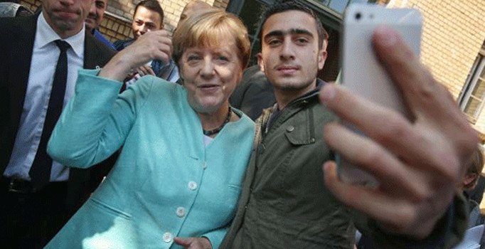 Suriyeli mülteci genç Merkel'le 'selfie' çektirince aşırı sağcıların hedefi oldu
