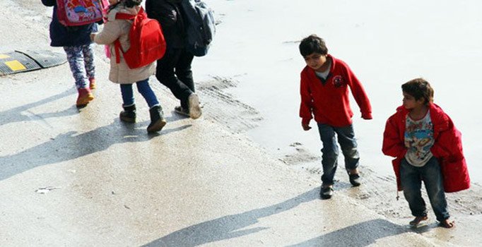 Suriyeli çocuklar okula giden yaşıtlarını yalın ayak izledi | Adana haberleri