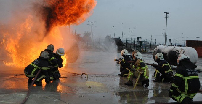 Kocaeli'de gönüllü vatandaşlar itfaiye eri oldu ve göreve başladı