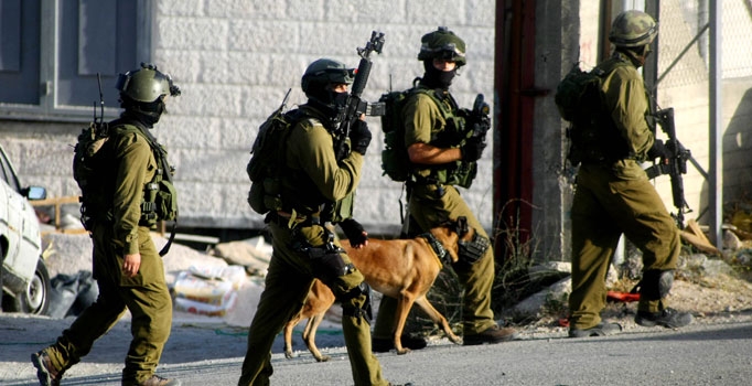 İsrail'den gece baskınları: 2'si çocuk 18 Filistinli gözaltına alındı