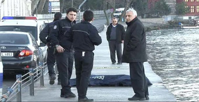 İstanbul Büyükşehir Belediyesi görevlileri Üsküdar açıklarında erkek cesedi buldu