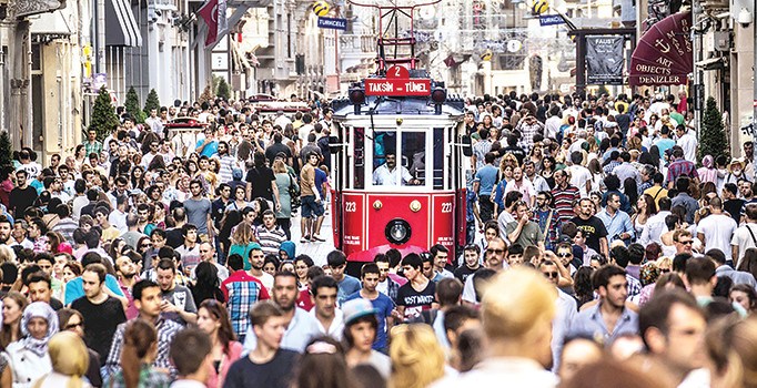 Doç. Dr. Burak Bilgehan Özpek yazdı: Gerçeklere niçin ihtiyacımız yok?