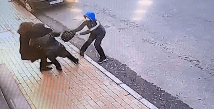 İstanbul’da kapkaç girişimi kamerada