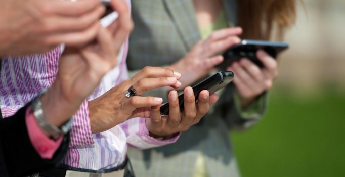 Cep telefonuyla fazla meşguliyet fıtık ediyor