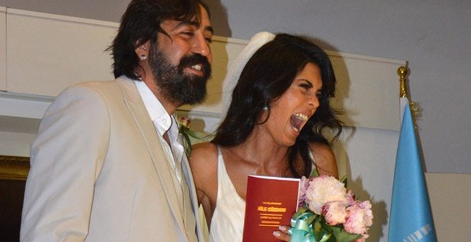 Şerif Sezer'in kızı oyuncu Deniz Arna evlendi