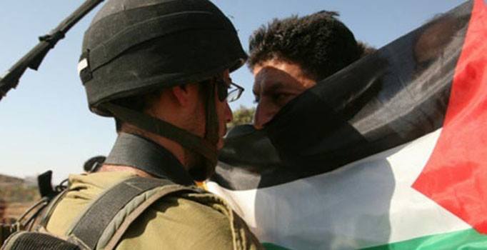 İsrail askerleri 12 Filistinliyi gözaltına aldı