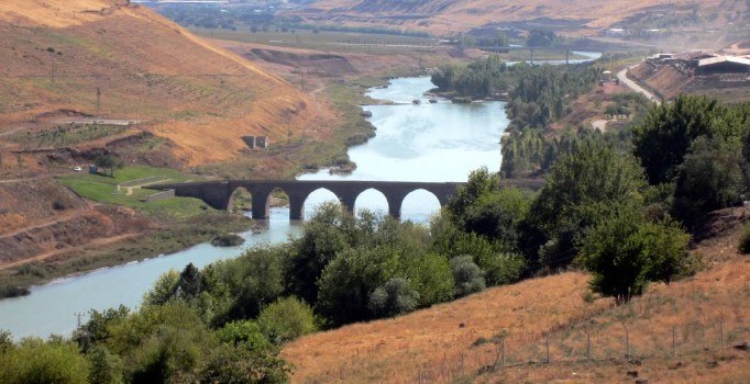 Selfie yaparken nehre düştü