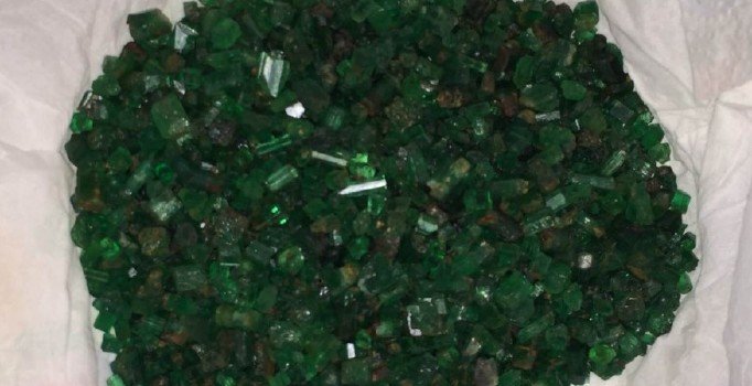 Hakkari’de 474 gram zümrüt taşı ele geçirildi | Hakkari haberleri