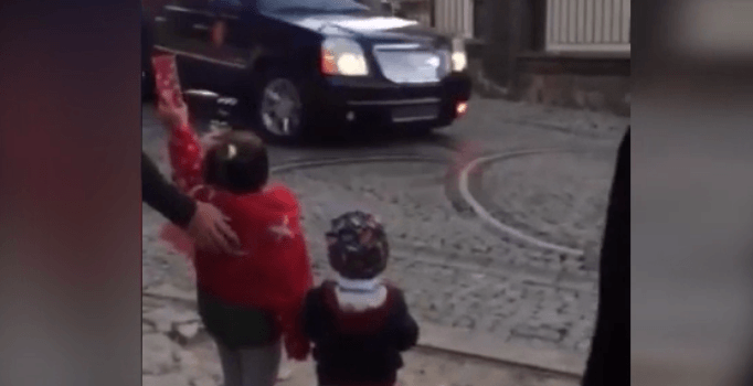 Cumhurbaşkanı Erdoğan çocuklar için konvoyunu durdurdu