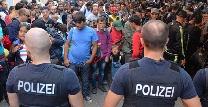 Almanya Başbakanı Angela Merkel 450 bin mülteciyi sınır dışı etmeyi planlıyor