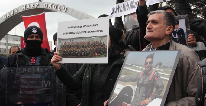 Tutuklu öğrencilerin yakınları Hava Harp Okulu önünde protesto yaptı