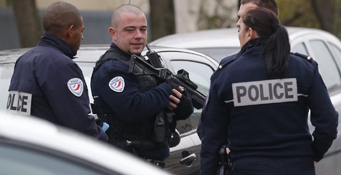 Paris'te göstericiler polis şiddetine karşı sokağa çıktı