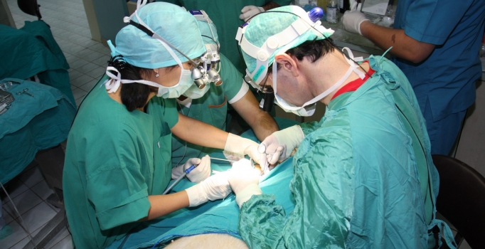 Cerrahlar ameliyata oyun oynayarak hazırlanıyor